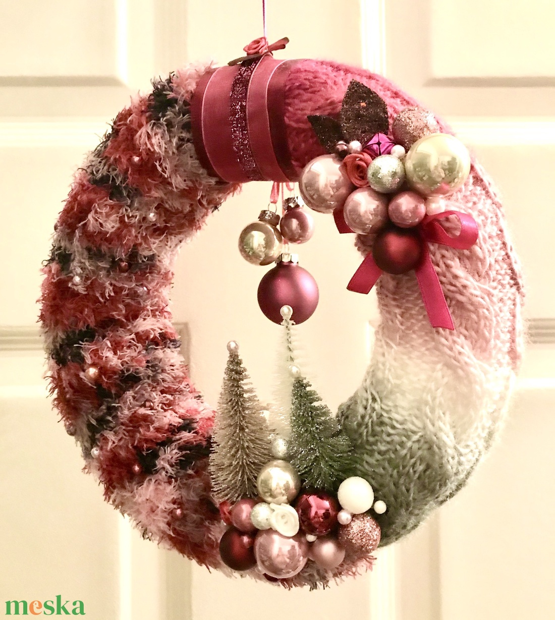 Karácsonyi kopogtató ajtódísz kézzel kötött hangulatos pink magenta rózsaszín árnyalatban - karácsony - adventi díszek - adventi ajtódísz - Meska.hu Karácsonyi kopogtató ajtódísz kézzel kötött hangulatos pink magenta rózsaszín árnyalatban - karácsony - adventi díszek - adventi ajtódísz - Meska.hu
