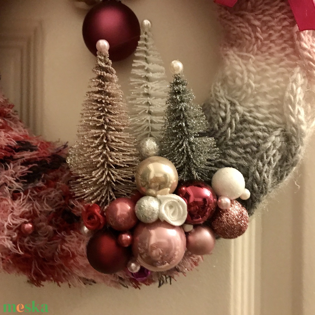 Karácsonyi kopogtató ajtódísz kézzel kötött hangulatos pink magenta rózsaszín árnyalatban - karácsony - adventi díszek - adventi ajtódísz - Meska.hu Karácsonyi kopogtató ajtódísz kézzel kötött hangulatos pink magenta rózsaszín árnyalatban - karácsony - adventi díszek - adventi ajtódísz - Meska.hu