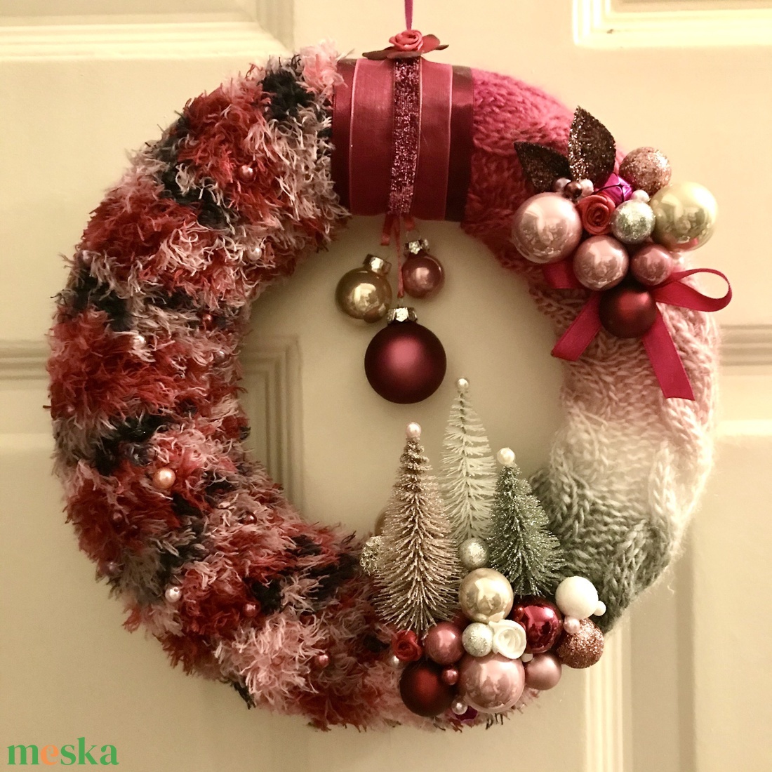 Karácsonyi kopogtató ajtódísz kézzel kötött hangulatos pink magenta rózsaszín árnyalatban - karácsony - adventi díszek - adventi ajtódísz - Meska.hu Karácsonyi kopogtató ajtódísz kézzel kötött hangulatos pink magenta rózsaszín árnyalatban - karácsony - adventi díszek - adventi ajtódísz - Meska.hu