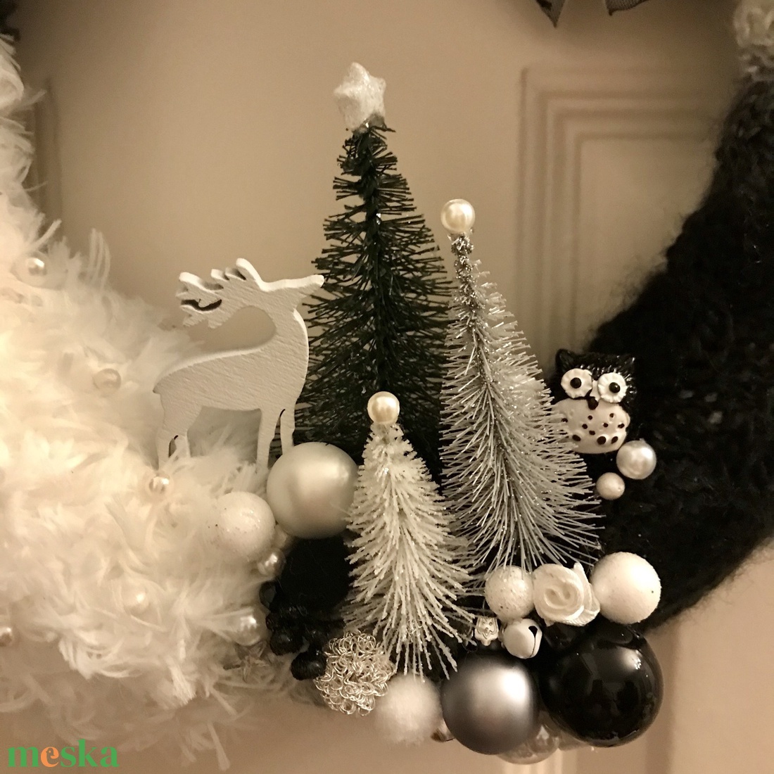 Karácsonyi kopogtató ajtódísz kézzel kötött elegáns fehér fekete szürke árnyalatban - karácsony - adventi díszek - adventi ajtódísz - Meska.hu Karácsonyi kopogtató ajtódísz kézzel kötött elegáns fehér fekete szürke árnyalatban - karácsony - adventi díszek - adventi ajtódísz - Meska.hu
