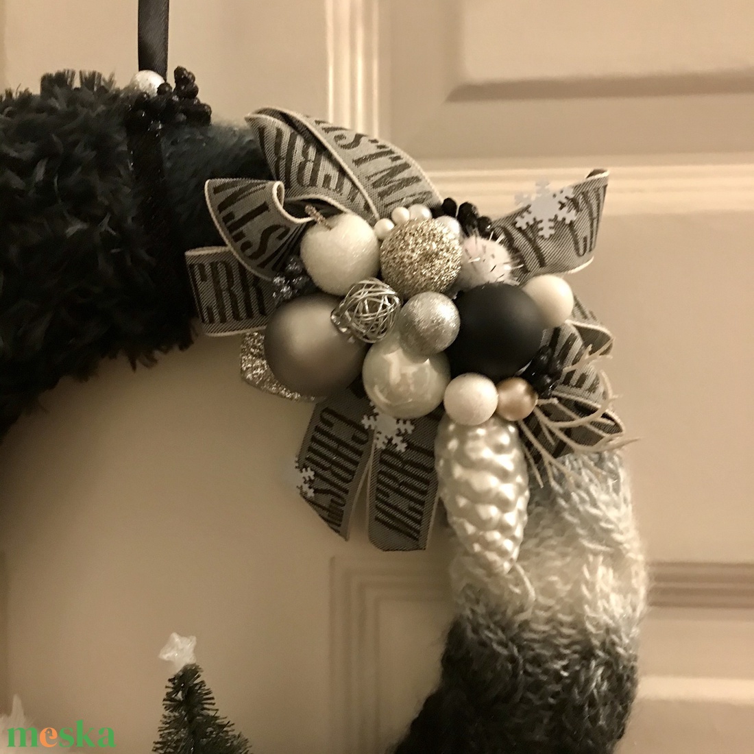Karácsonyi kopogtató ajtódísz kézzel kötött elegáns fehér fekete szürke árnyalatban - karácsony - adventi díszek - adventi ajtódísz - Meska.hu Karácsonyi kopogtató ajtódísz kézzel kötött elegáns fehér fekete szürke árnyalatban - karácsony - adventi díszek - adventi ajtódísz - Meska.hu