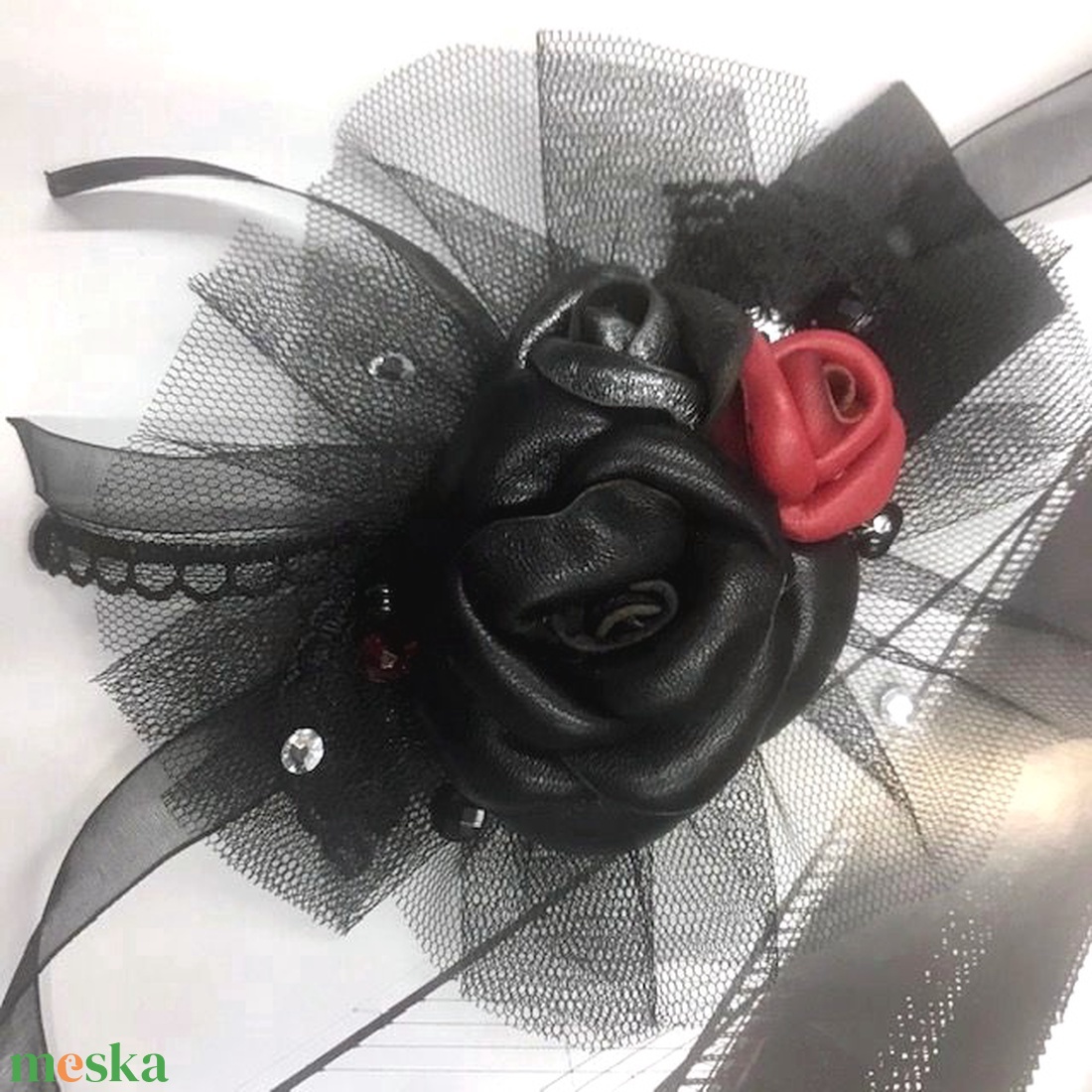 Gót (gothic, goth) stílusú valódi bőr virágos csuklódísz, fekete, ezüstszürke, piros rózsákkal, tüll fátyollal díszítve - esküvő - ékszer - karkötő & csuklódísz - Meska.hu