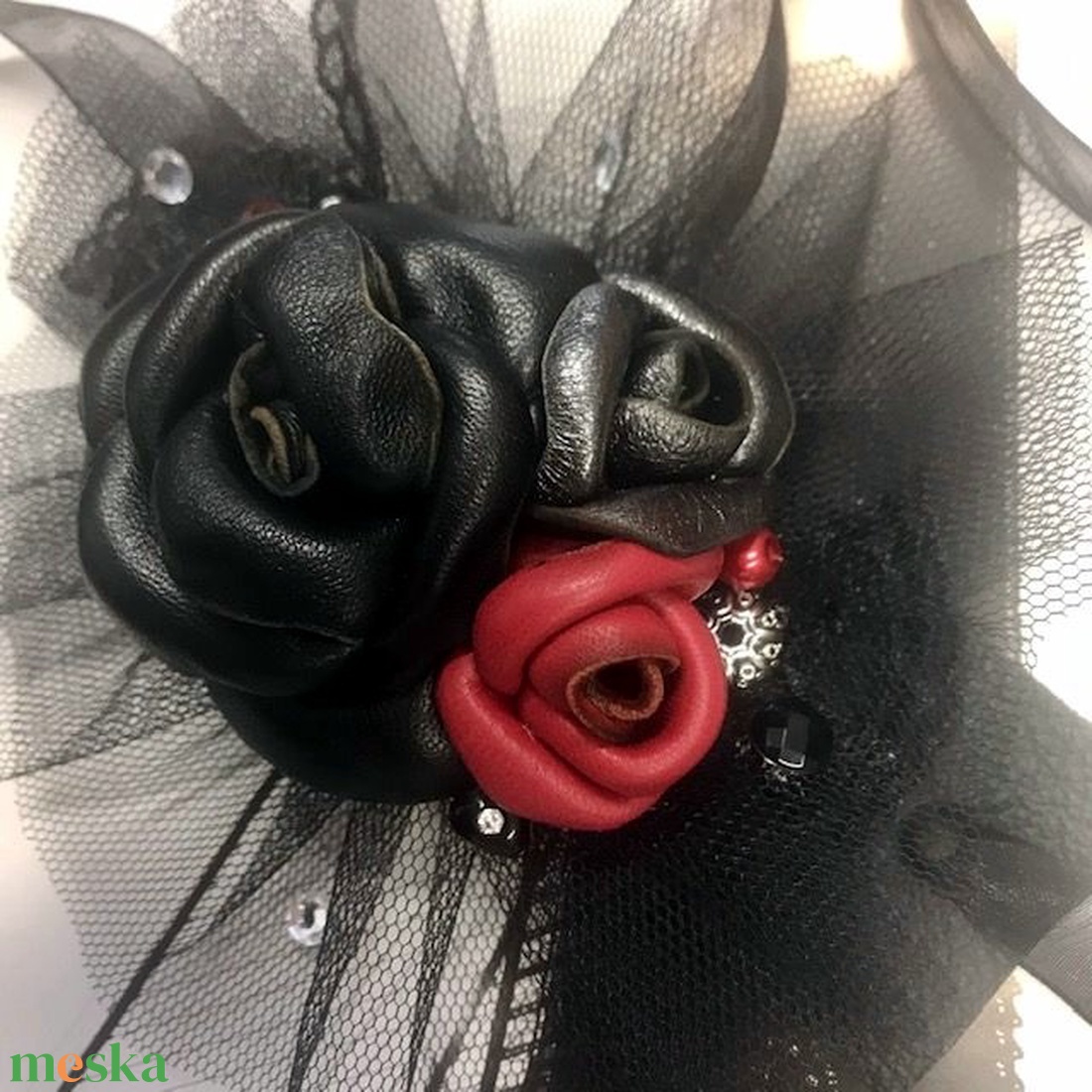 Gót (gothic, goth) stílusú valódi bőr virágos csuklódísz, fekete, ezüstszürke, piros rózsákkal, tüll fátyollal díszítve - esküvő - ékszer - karkötő & csuklódísz - Meska.hu