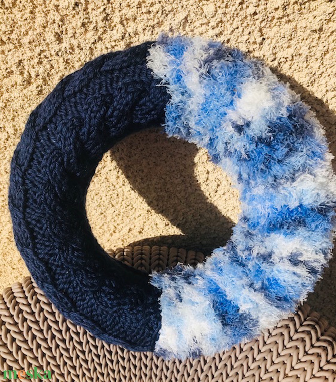 Kék big blue színvilágú dísz kézzel kötött hangulatos kopogtató vagy ajtódísz alap díszíthető tovább - karácsony - karácsonyi lakásdekoráció - karácsonyi ajtódíszek - Meska.hu Kék big blue színvilágú dísz kézzel kötött hangulatos kopogtató vagy ajtódísz alap díszíthető tovább - karácsony - karácsonyi lakásdekoráció - karácsonyi ajtódíszek - Meska.hu