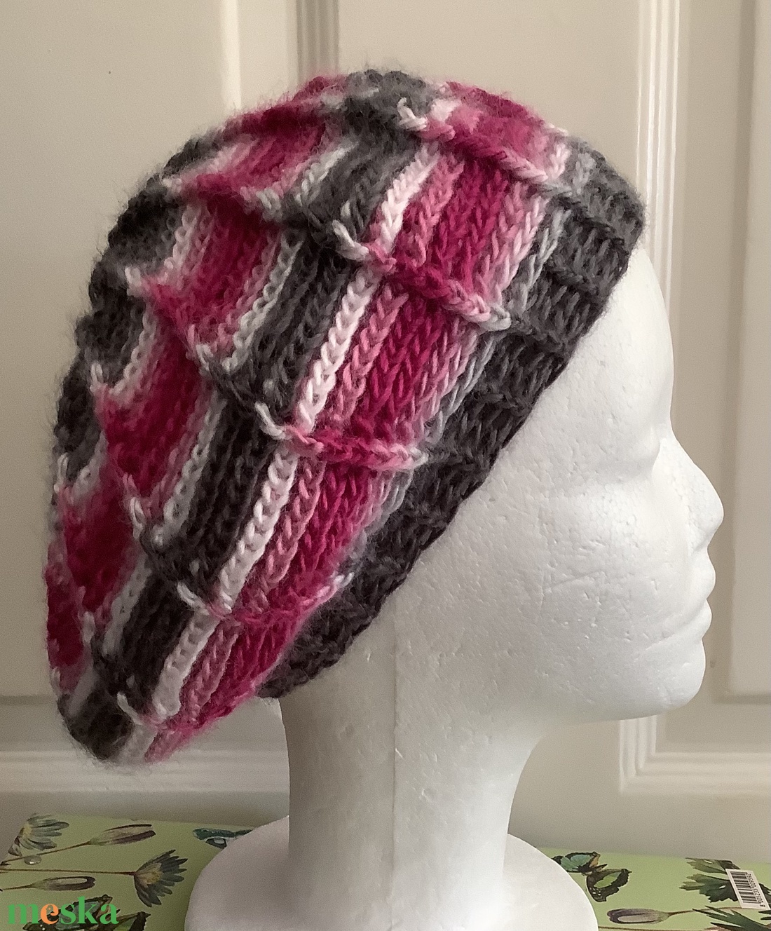 Pink fehér fekete szürke szivárvány színátmenetes barett svájci sapka természetes mohair fonalból áttört csipkemintával - ruha & divat - sál, sapka, kendő - sapka - Meska.hu