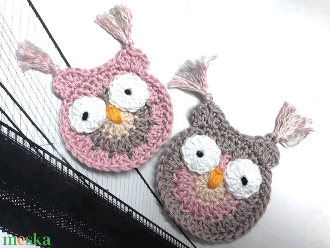 Bagoly dísz ruhadísz rávarrható horgolt cuki kis bagoly - ékszer - kitűző és bross - kitűző - Meska.hu Bagoly dísz ruhadísz rávarrható horgolt cuki kis bagoly - ékszer - kitűző és bross - kitűző - Meska.hu