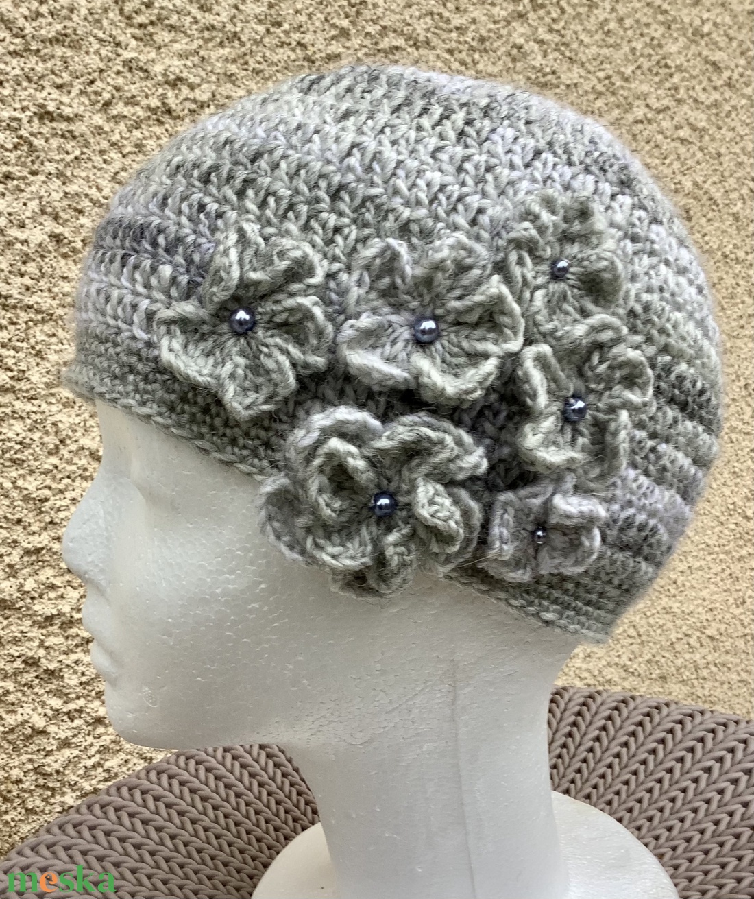 Horgolt beanie sapkák természetes puha pamut fonalból szürke és zöld színekben, kis horgolt virágokkal, apró gyöngyökkel - ruha & divat - sál, sapka, kendő - sapka - Meska.hu Horgolt beanie sapkák természetes puha pamut fonalból szürke és zöld színekben, kis horgolt virágokkal, apró gyöngyökkel - ruha & divat - sál, sapka, kendő - sapka - Meska.hu