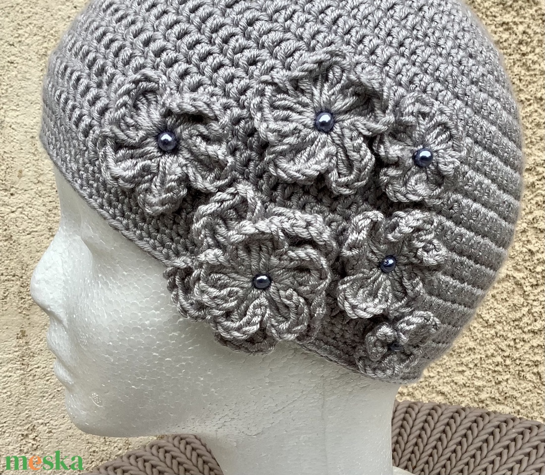 Horgolt beanie sapkák természetes puha pamut fonalból szürke és zöld színekben, kis horgolt virágokkal, apró gyöngyökkel - ruha & divat - sál, sapka, kendő - sapka - Meska.hu Horgolt beanie sapkák természetes puha pamut fonalból szürke és zöld színekben, kis horgolt virágokkal, apró gyöngyökkel - ruha & divat - sál, sapka, kendő - sapka - Meska.hu