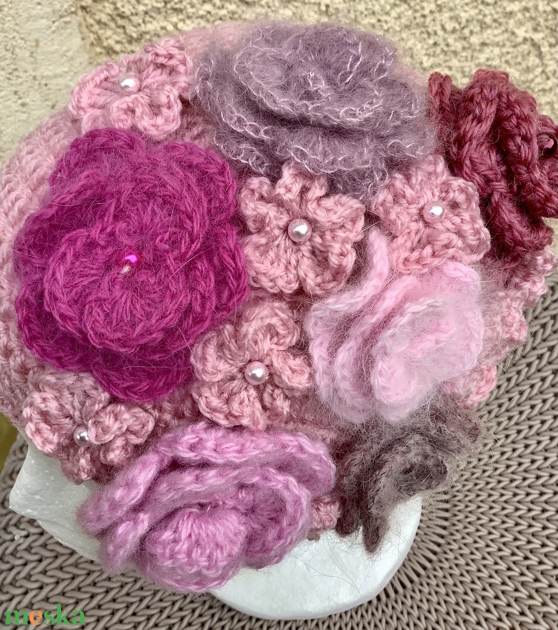 Rózsakert horgolt beanie sapka természetes puha gyapjú fonalból rózsaszínben, kis horgolt virágokkal, apró gyöngyökkel - ruha & divat - sál, sapka, kendő - sapka - Meska.hu