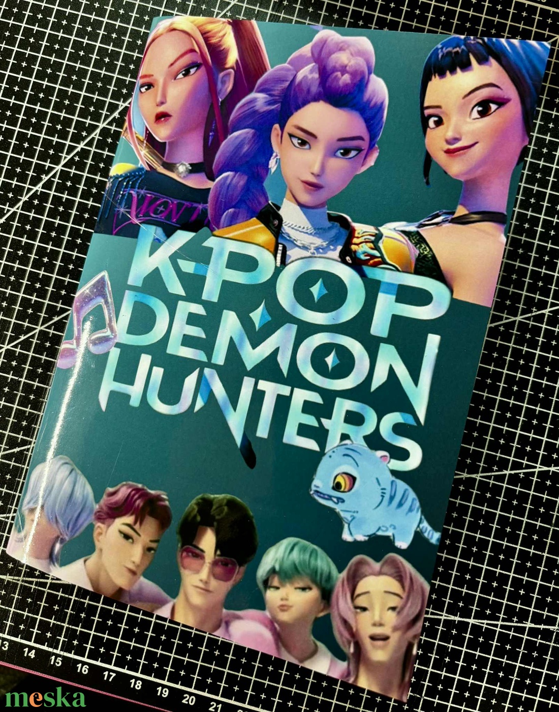K-POP Démonvadász témájú, A5 méretű jegyzetfüzet ajándék matricával - otthon & életmód - papír, írószer - jegyzetfüzet & napló - Meska.hu K-POP Démonvadász témájú, A5 méretű jegyzetfüzet ajándék matricával - otthon & életmód - papír, írószer - jegyzetfüzet & napló - Meska.hu