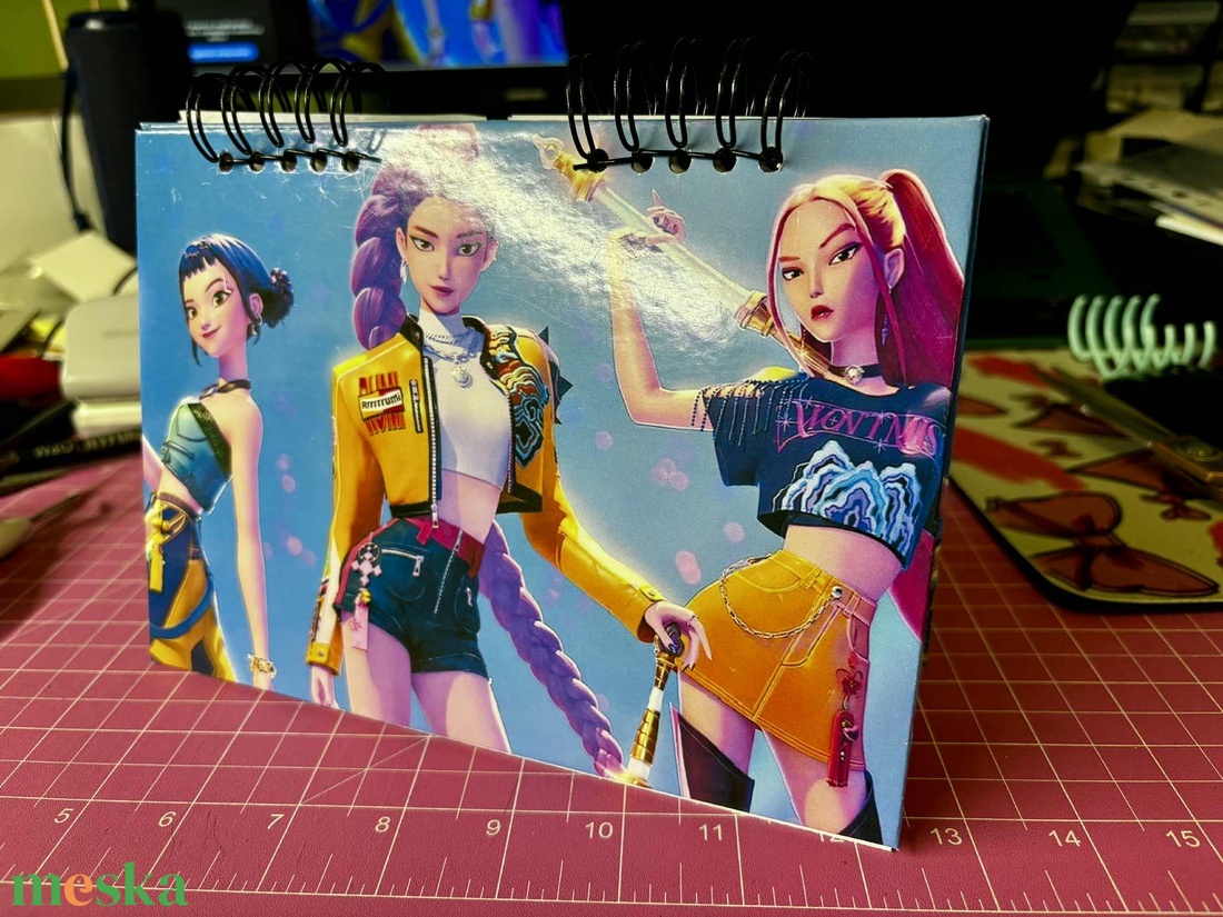 K-POP Démonvadász 2026 asztali naptár, jegyzetlapokkal - otthon & életmód - papír, írószer - naptár & tervező - Meska.hu K-POP Démonvadász 2026 asztali naptár, jegyzetlapokkal - otthon & életmód - papír, írószer - naptár & tervező - Meska.hu
