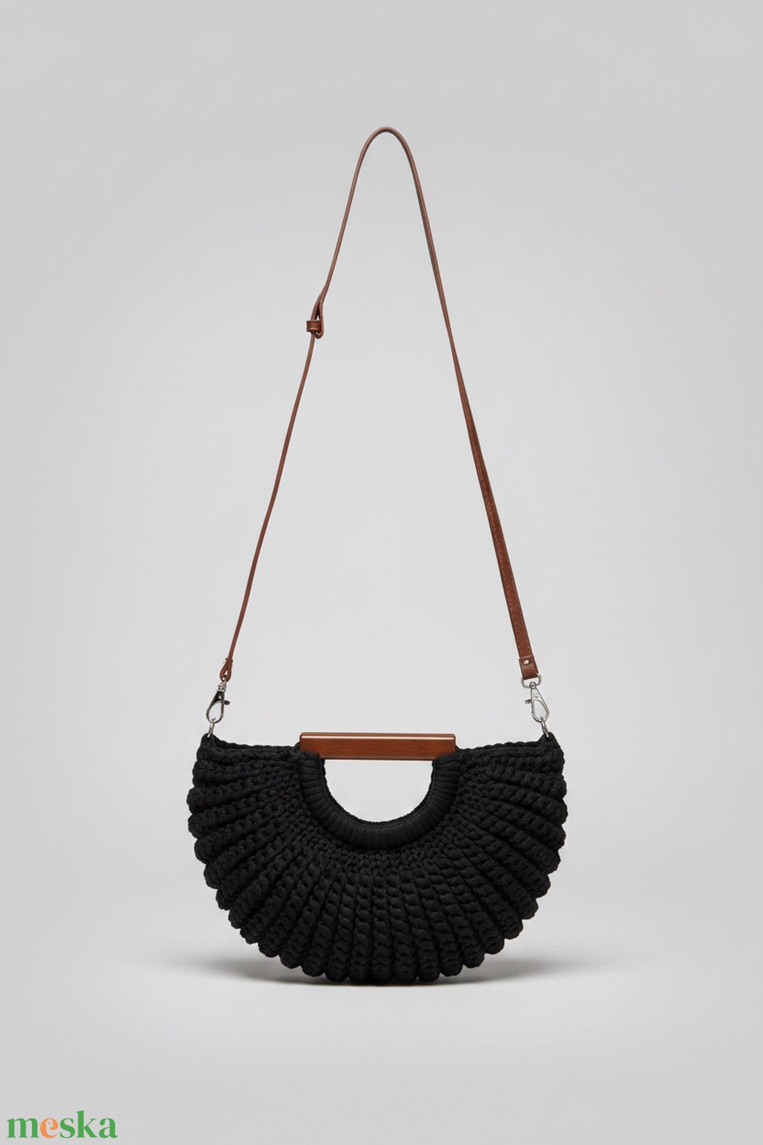 Fekete félhold formájú kézzel horgolt táska - táska & tok - kézitáska & válltáska - kézitáska - Meska.hu