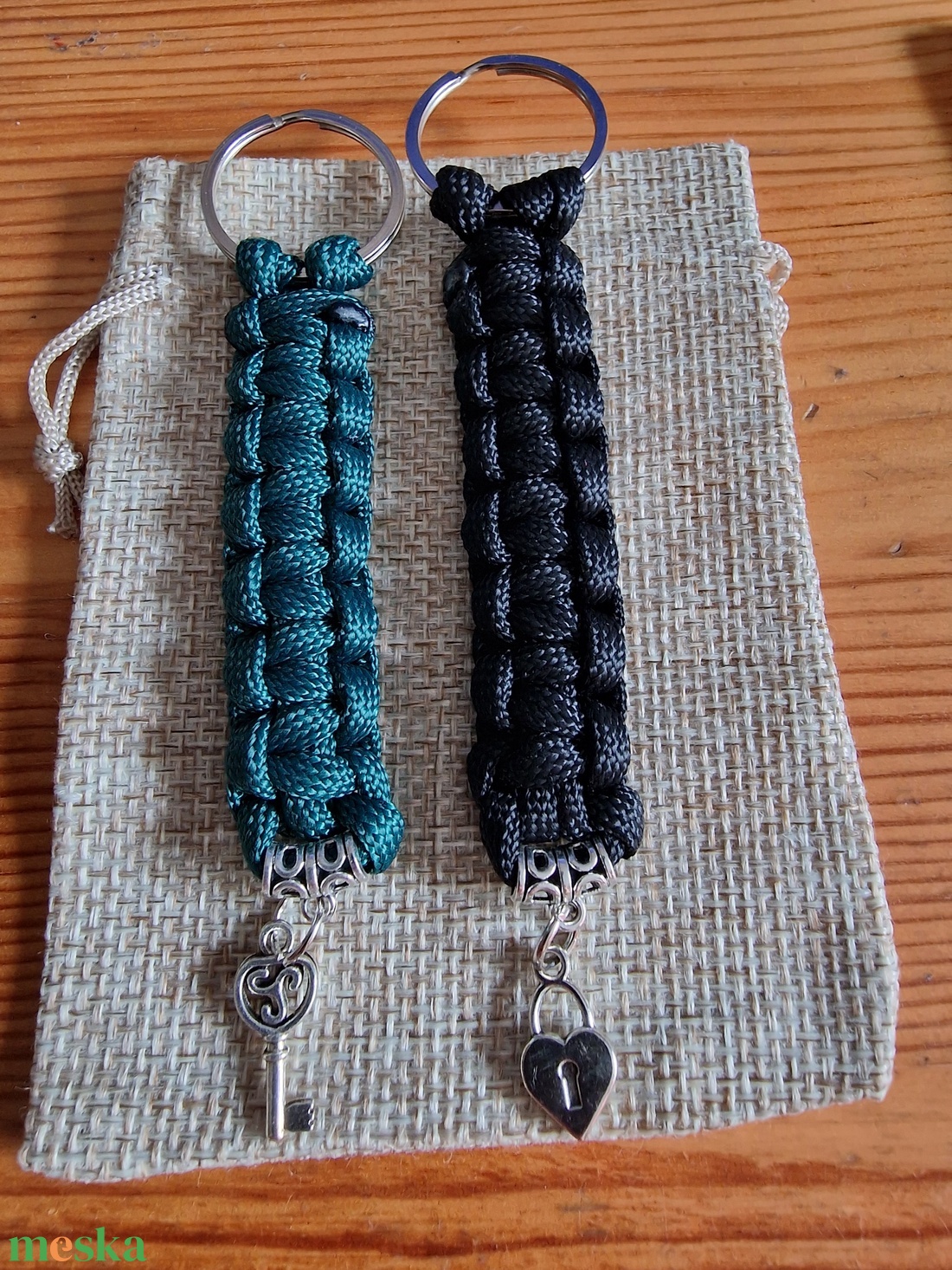 Paracord kulcstartó medállal - táska & tok - kulcstartó & táskadísz - kulcstartó - Meska.hu