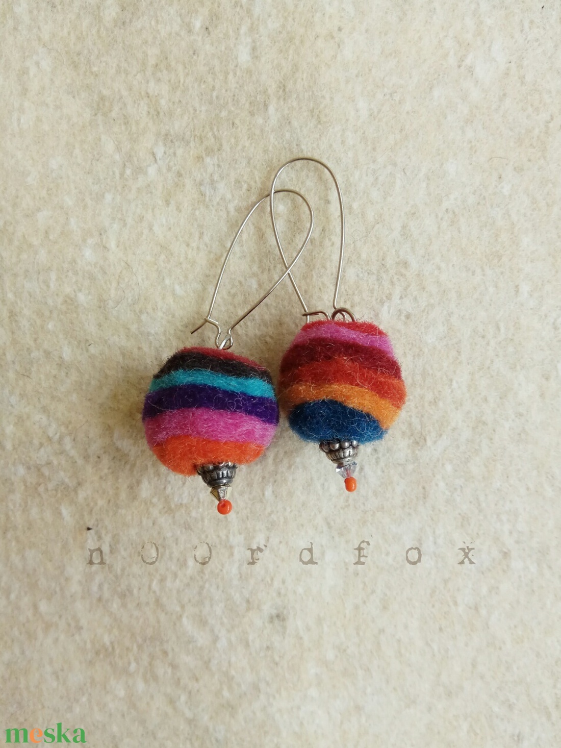 Filcgolyó fülbevaló - ékszer - fülbevaló - lógó fülbevaló - Meska.hu