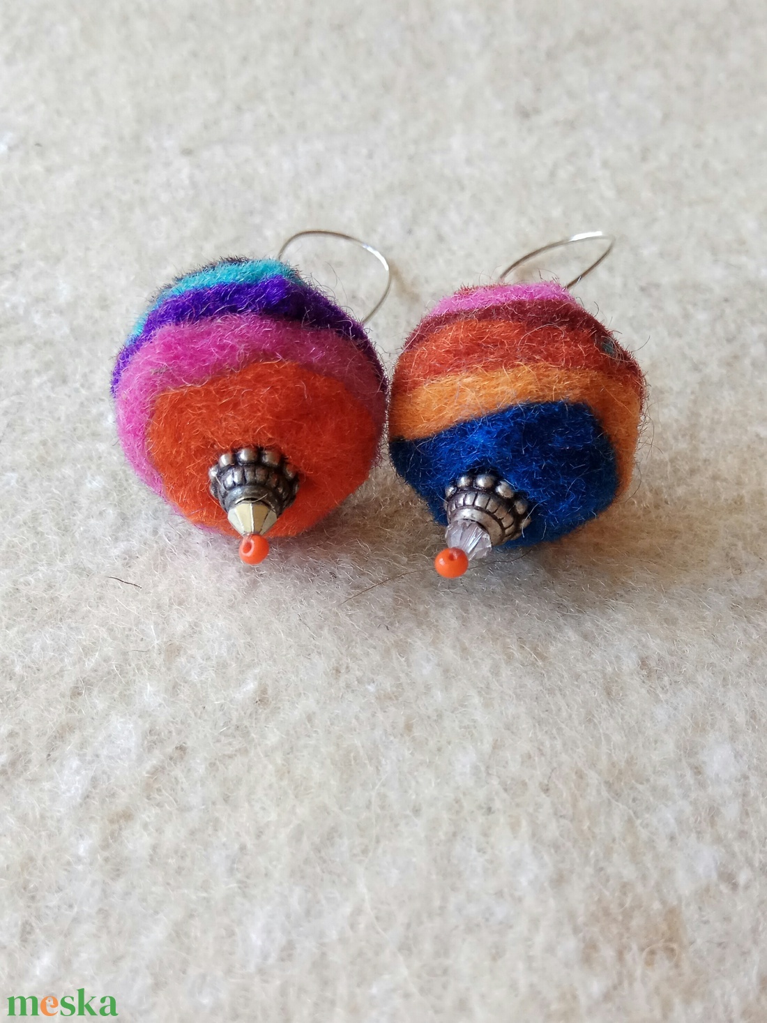 Filcgolyó fülbevaló - ékszer - fülbevaló - lógó fülbevaló - Meska.hu