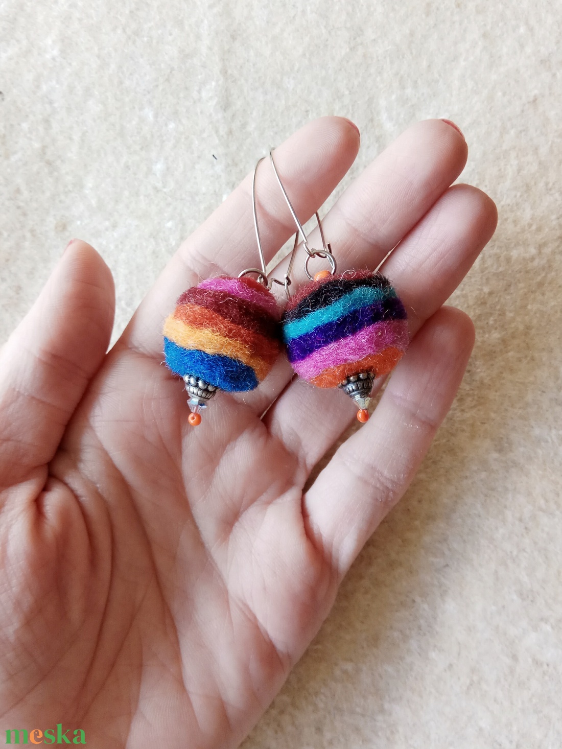 Filcgolyó fülbevaló - ékszer - fülbevaló - lógó fülbevaló - Meska.hu