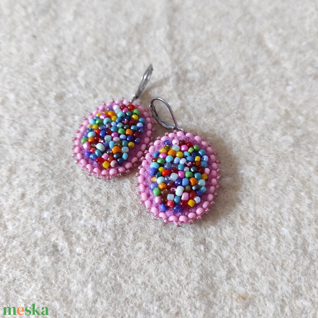 Litta - rózsaszín/tarka hímzett fülbevaló - ékszer - ékszerszett - Meska.hu