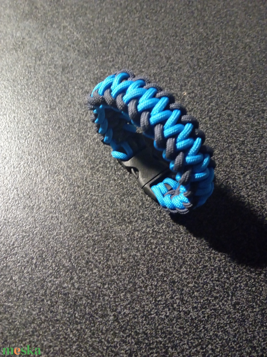 Paracord 450 karkötő cápafog mintával - ékszer - karkötő - fonott karkötő - Meska.hu