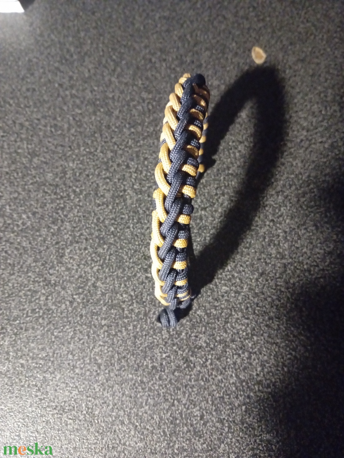 Paracord 450 karkötő kétszínű nyílhegy mintával - ékszer - karkötő - fonott karkötő - Meska.hu