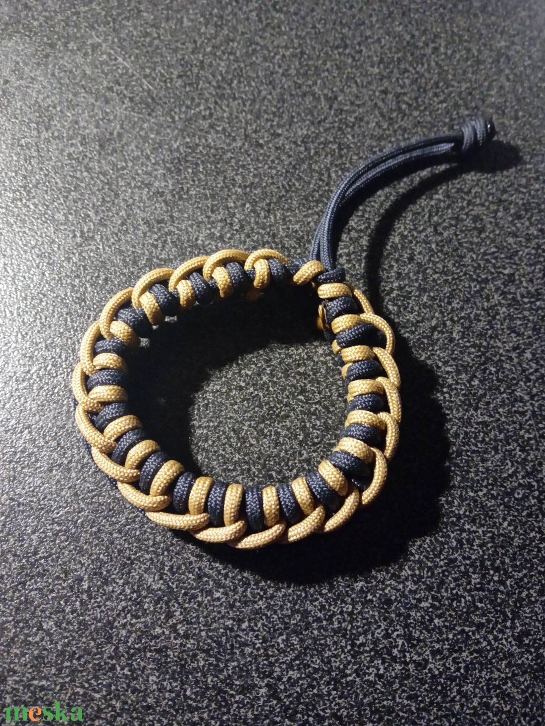 Paracord 450 karkötő kétszínű nyílhegy mintával - ékszer - karkötő - fonott karkötő - Meska.hu