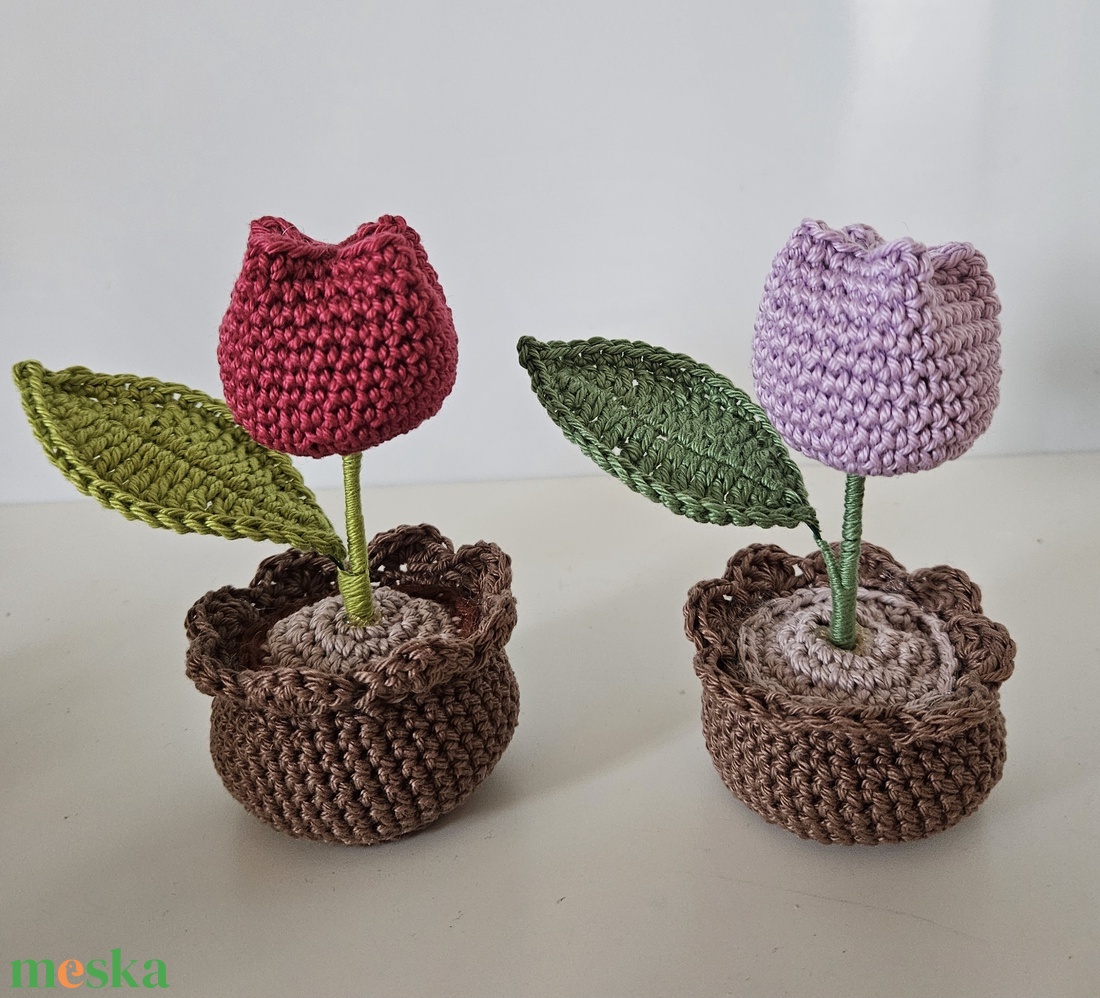 Horgolt tulipánok kaspóban - otthon & életmód - virágdekoráció - virágdíszek - asztali virágdísz - Meska.hu