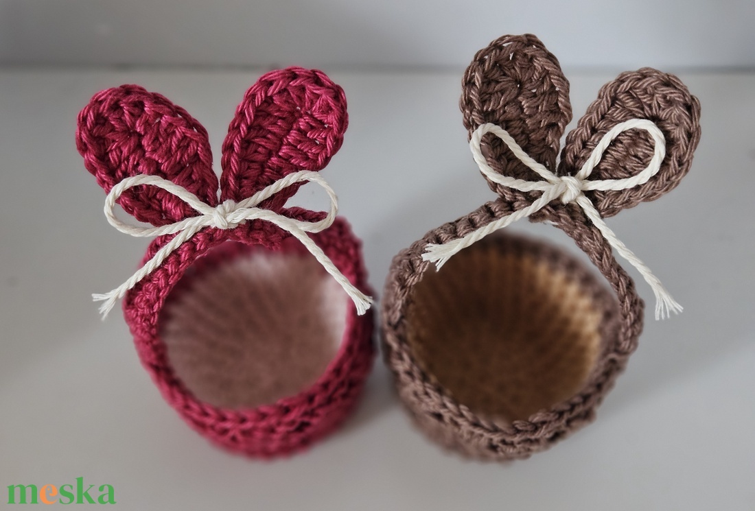 Horgolt nyuszifüles tojástartó - ünnepi díszek, dekorációk - húsvéti díszek és dekorációk - húsvéti ajándékátadó - Meska.hu