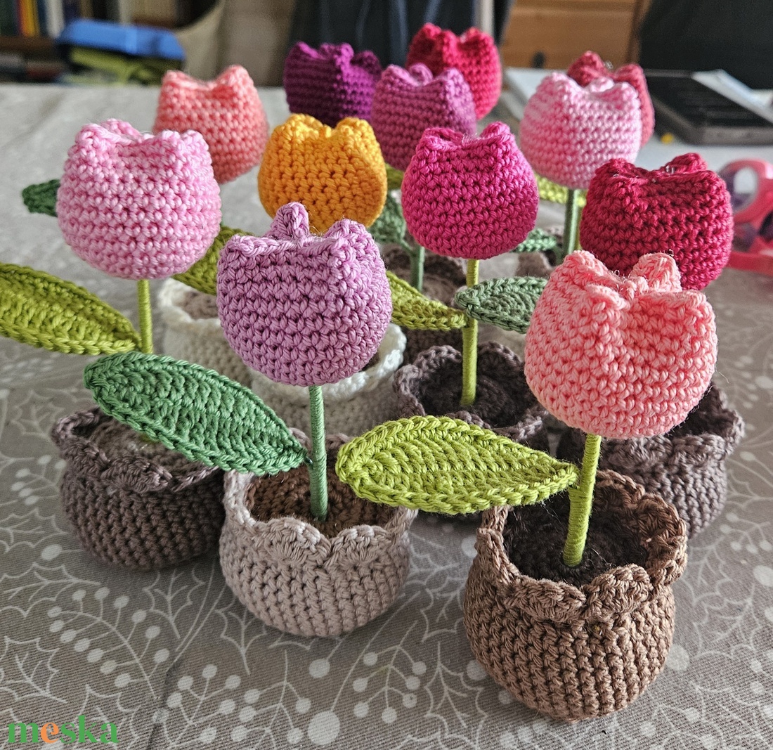 Horgolt tulipánok - otthon & életmód - dekoráció - asztal és polc dekoráció - asztaldísz - Meska.hu