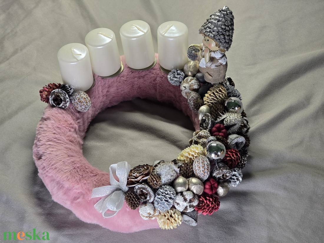 Modern Plüss Adventi Koszorú Platinaszürke Manóval és Hófehér Gyertyákkal - karácsony - adventi díszek - adventi koszorú - Meska.hu