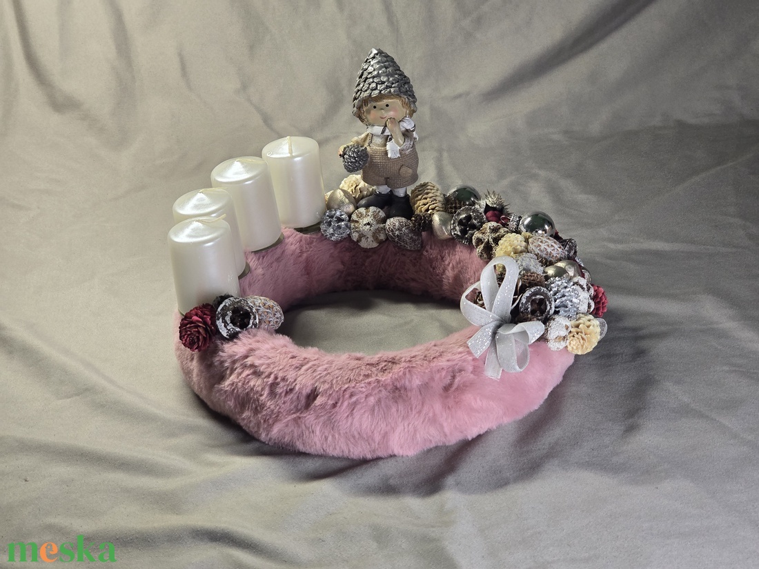 Modern Plüss Adventi Koszorú Platinaszürke Manóval és Hófehér Gyertyákkal - karácsony - adventi díszek - adventi koszorú - Meska.hu