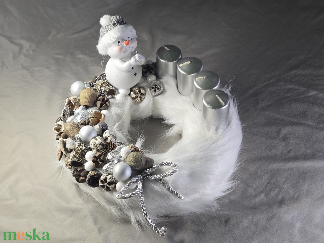 Havas Fehér Plüss Adventi Koszorú Ezüst Gyertyákkal és Hóember Figurával - karácsony - adventi díszek - adventi koszorú - Meska.hu