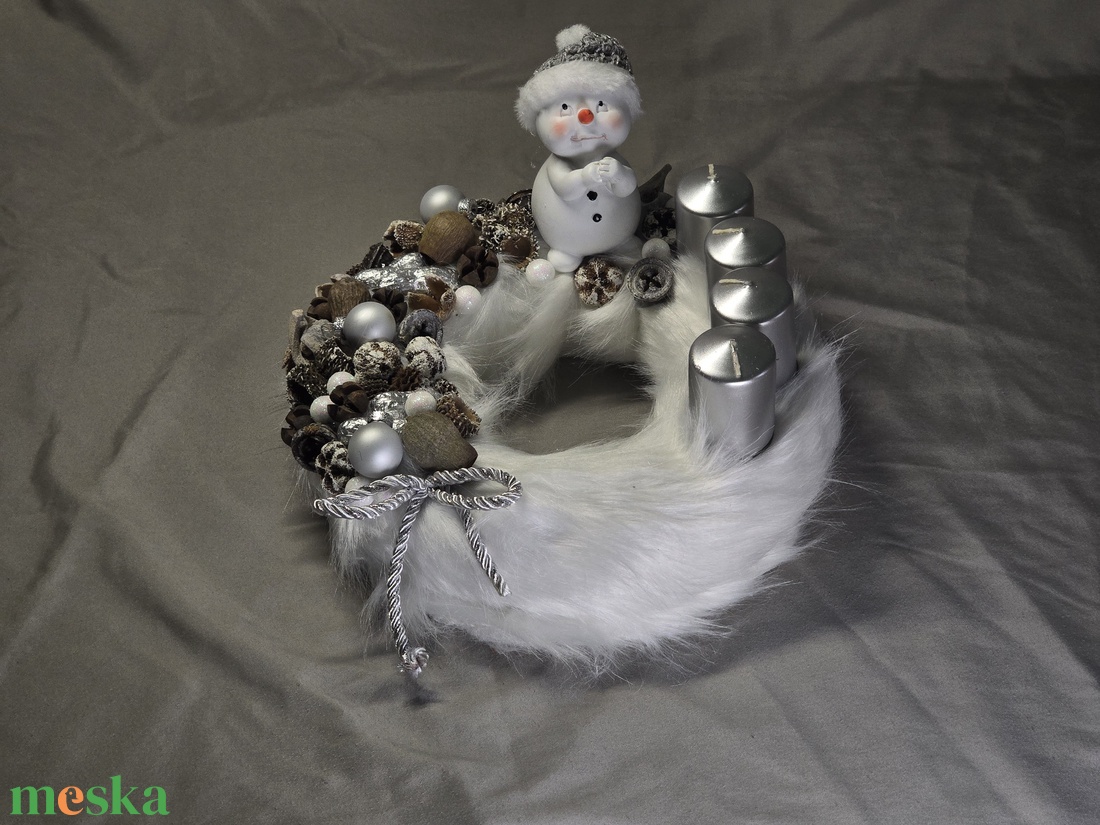 Havas Fehér Plüss Adventi Koszorú Ezüst Gyertyákkal és Hóember Figurával - karácsony - adventi díszek - adventi koszorú - Meska.hu