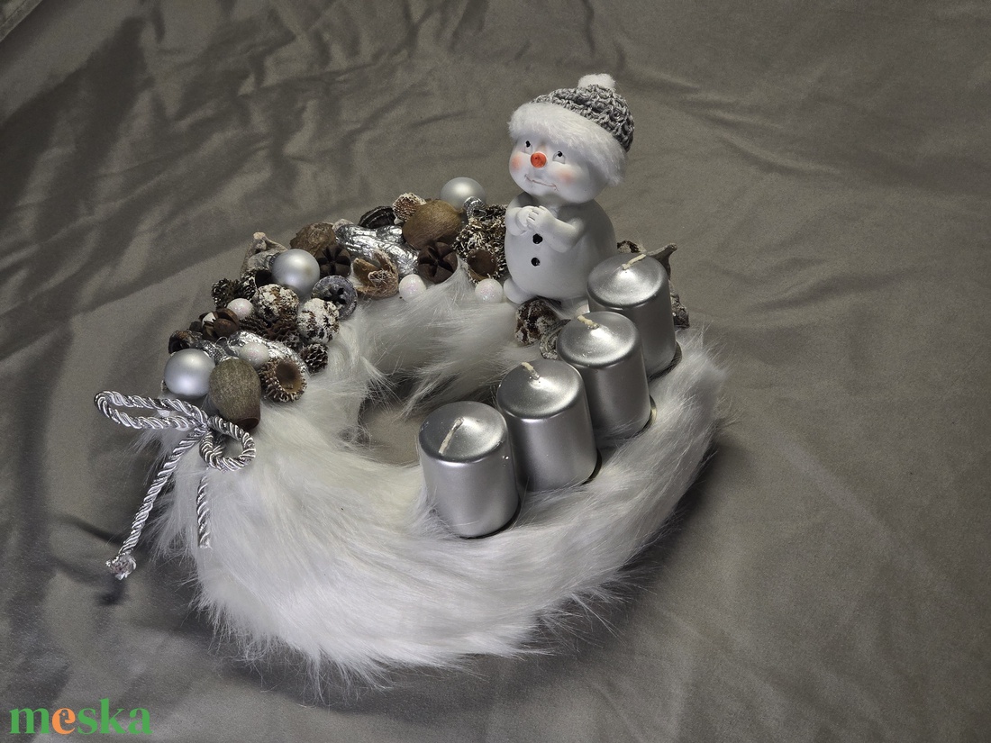 Havas Fehér Plüss Adventi Koszorú Ezüst Gyertyákkal és Hóember Figurával - karácsony - adventi díszek - adventi koszorú - Meska.hu