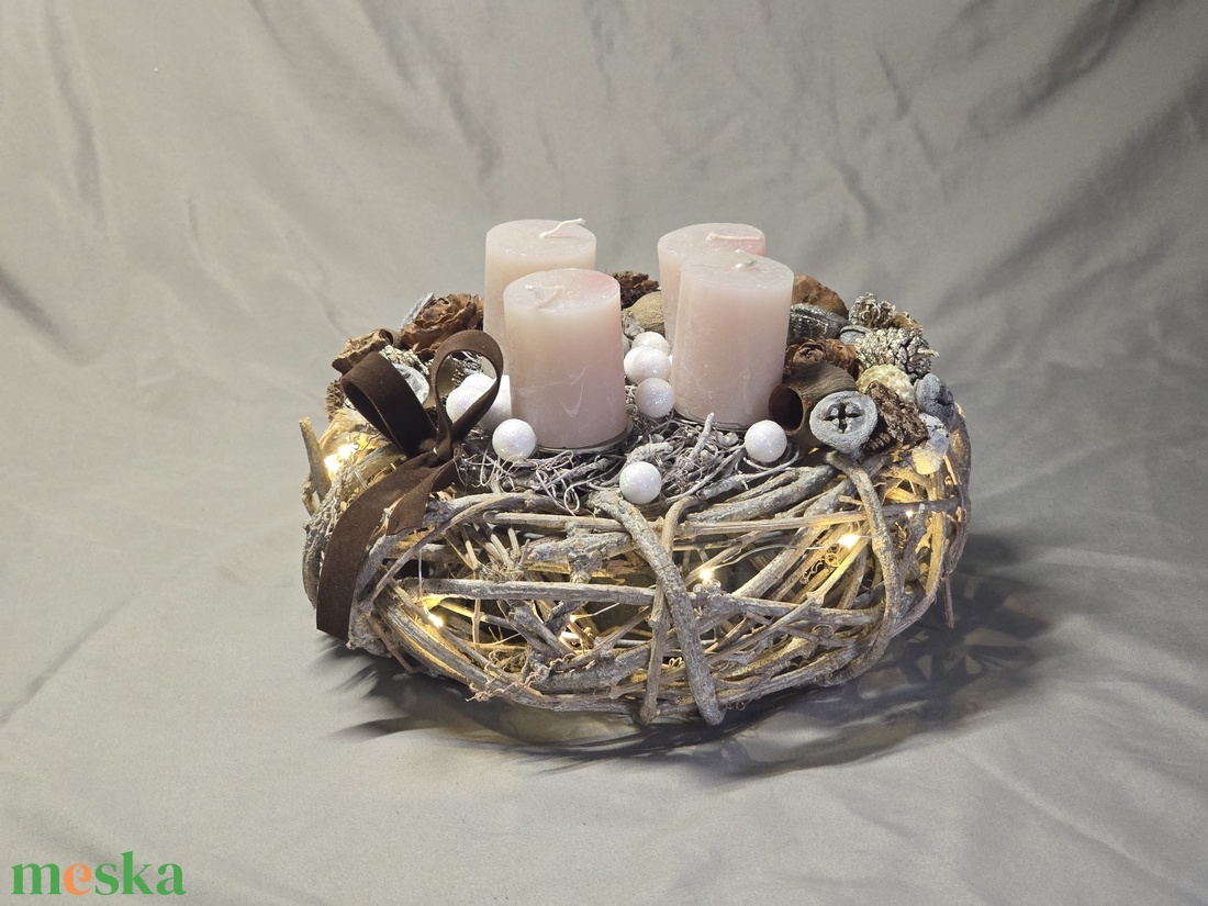 Világító Rusztikus Adventi Koszorú LED Fényfüzérrel és Púderes Gyertyákkal - karácsony - adventi díszek - adventi koszorú - Meska.hu