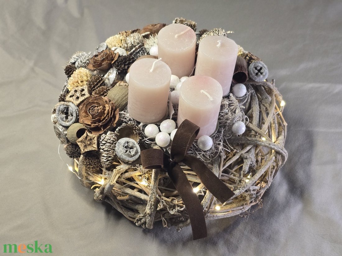Világító Rusztikus Adventi Koszorú LED Fényfüzérrel és Púderes Gyertyákkal - karácsony - adventi díszek - adventi koszorú - Meska.hu