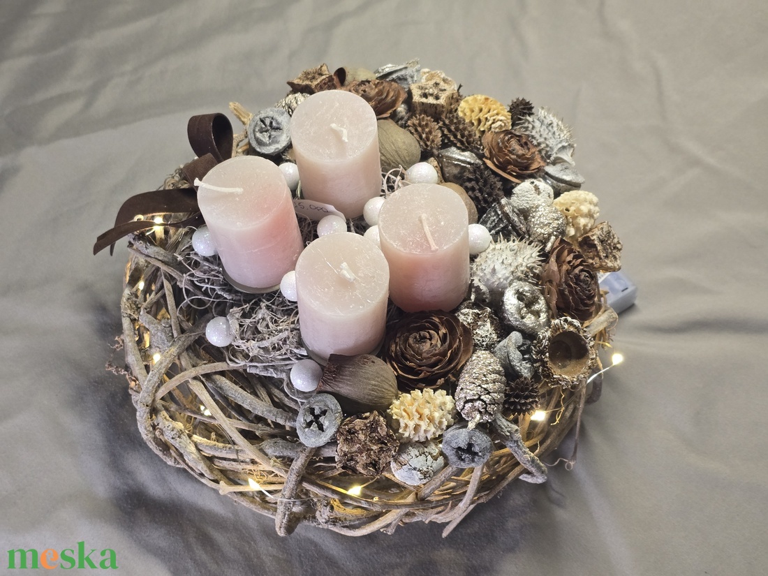 Világító Rusztikus Adventi Koszorú LED Fényfüzérrel és Púderes Gyertyákkal - karácsony - adventi díszek - adventi koszorú - Meska.hu