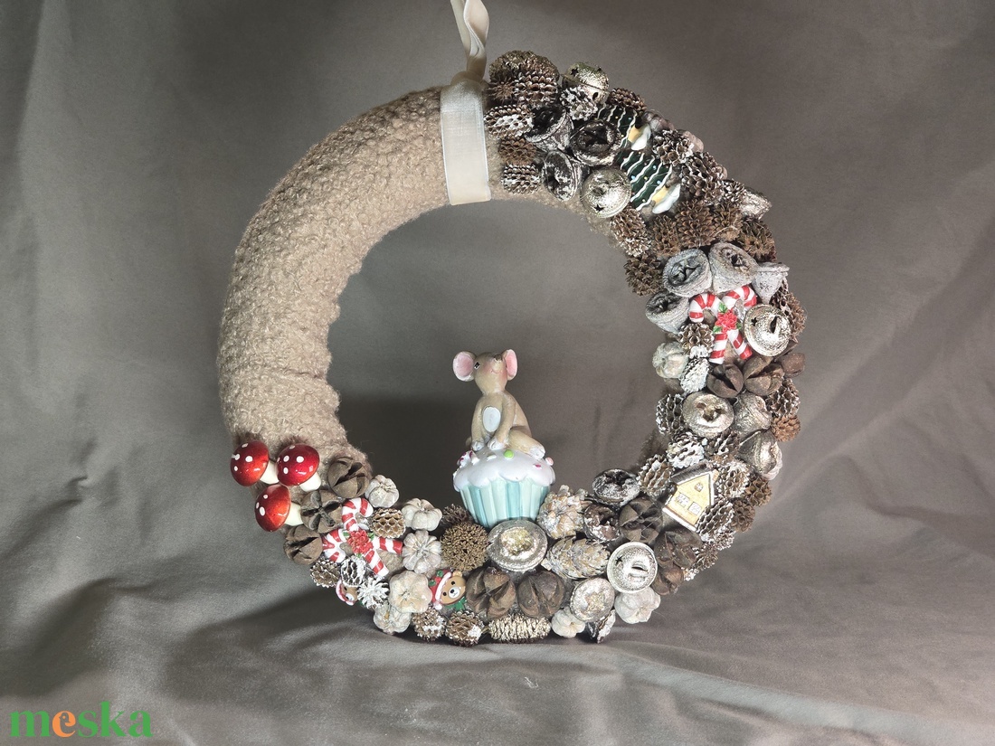 Egyedi Egérkés Téli Ajtódísz  Plüss Koszorú Muffinon Ülő Figurával és Havas Termésekkel - karácsony - karácsonyi lakásdekoráció - karácsonyi ajtódíszek - Meska.hu
