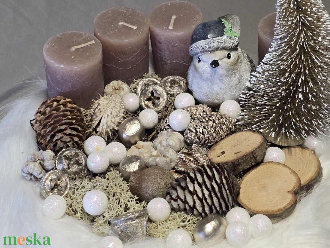 Plüss Adventi koszorú   Hosszú Szálú Fehér Szőrme Alapon, Fióka Figurával és Fenyővel - karácsony - adventi díszek - adventi koszorú - Meska.hu