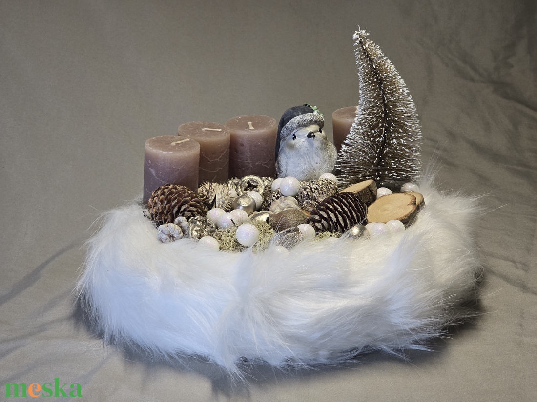 Plüss Adventi koszorú   Hosszú Szálú Fehér Szőrme Alapon, Fióka Figurával és Fenyővel - karácsony - adventi díszek - adventi koszorú - Meska.hu