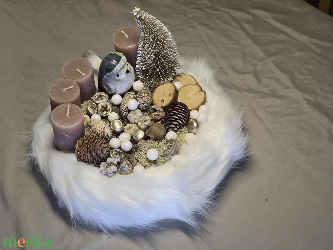 Plüss Adventi koszorú   Hosszú Szálú Fehér Szőrme Alapon, Fióka Figurával és Fenyővel - karácsony - adventi díszek - adventi koszorú - Meska.hu