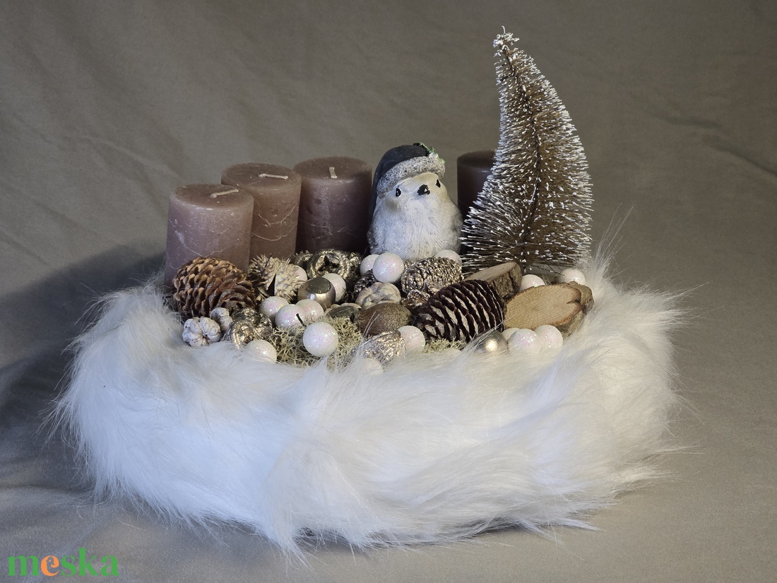 Plüss Adventi koszorú   Hosszú Szálú Fehér Szőrme Alapon, Fióka Figurával és Fenyővel - karácsony - adventi díszek - adventi koszorú - Meska.hu