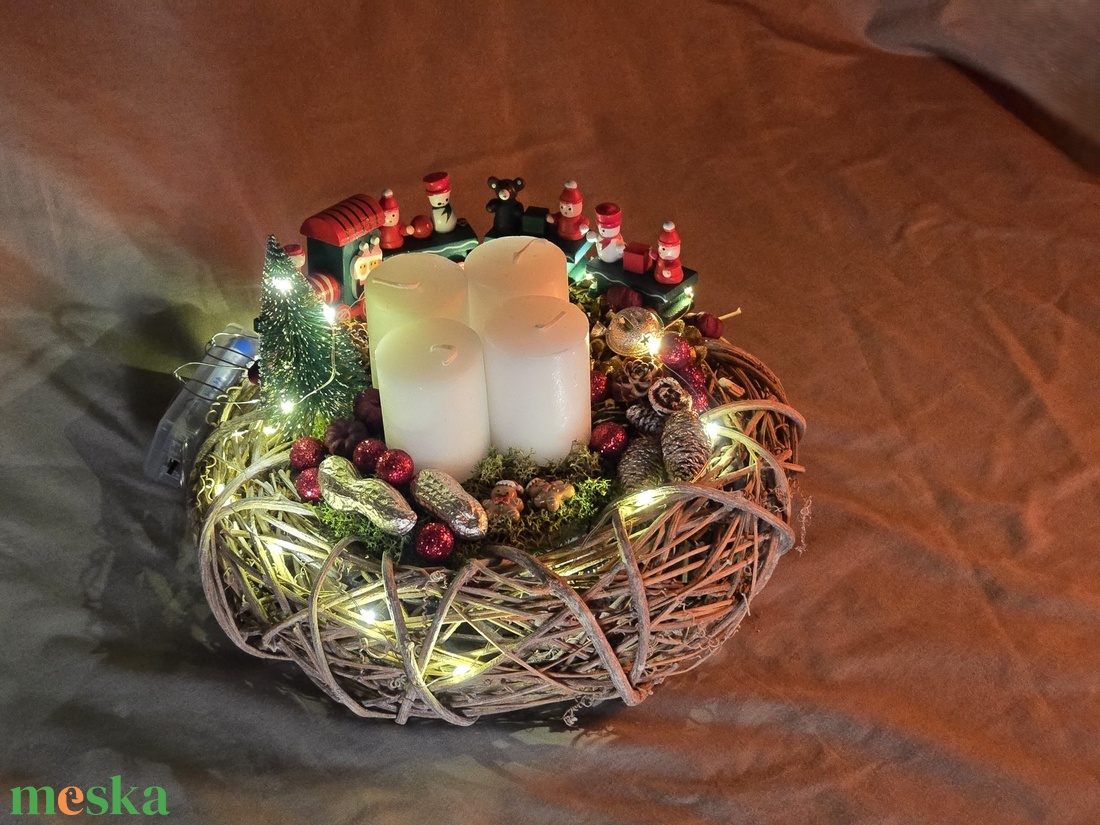 Egyedi Kézműves Adventi Koszorú LED Fénnyel - Rusztikus Télapó Vonat Mézeskalács Figurák - karácsony - adventi díszek - adventi asztaldísz - Meska.hu