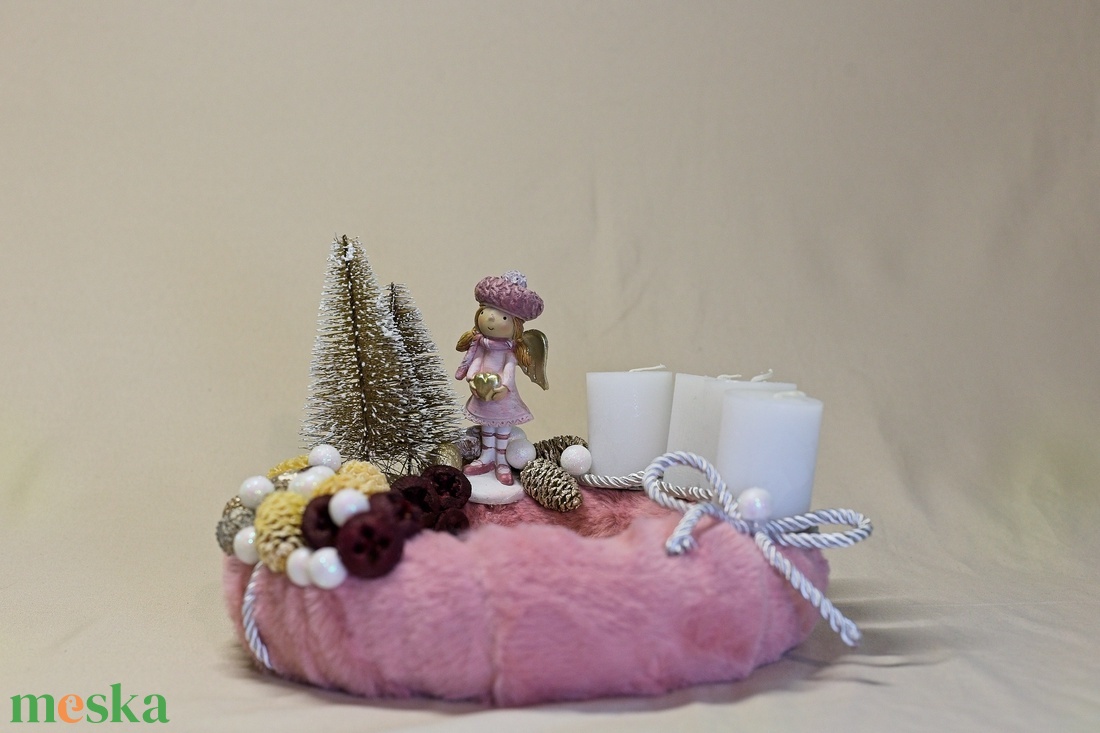 Rózsaszín Angyalkás Adventi Koszorú Puha Szőrme Alappal  Egyedi Kézműves Karácsonyi Dekoráció - karácsony - karácsonyi lakásdekoráció - ünnepi asztaldekoráció - Meska.hu