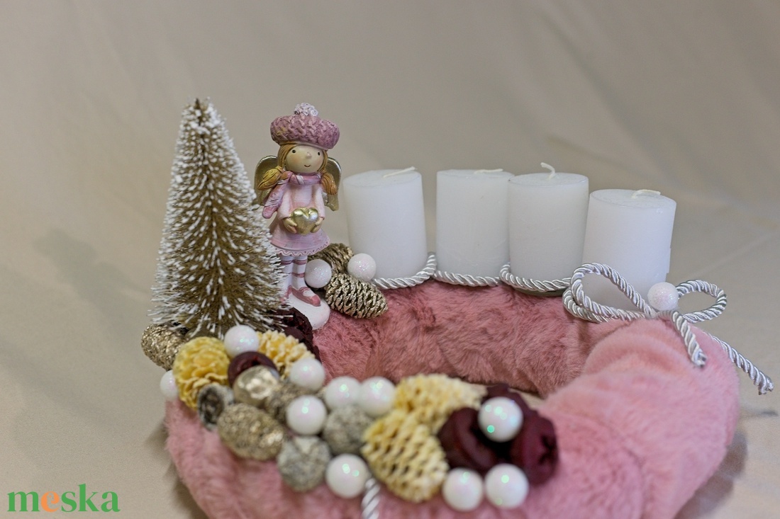 Rózsaszín Angyalkás Adventi Koszorú Puha Szőrme Alappal  Egyedi Kézműves Karácsonyi Dekoráció - karácsony - karácsonyi lakásdekoráció - ünnepi asztaldekoráció - Meska.hu