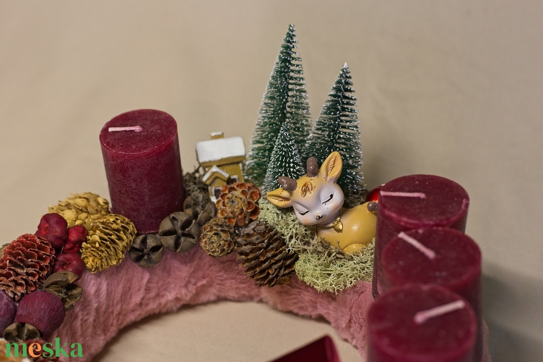 Bordó-Rózsaszín Adventi Koszorú Szarvas Figurával  Kézműves Luxus Téli Dekoráció Szőrme Alappal - karácsony - adventi díszek - adventi asztaldísz - Meska.hu