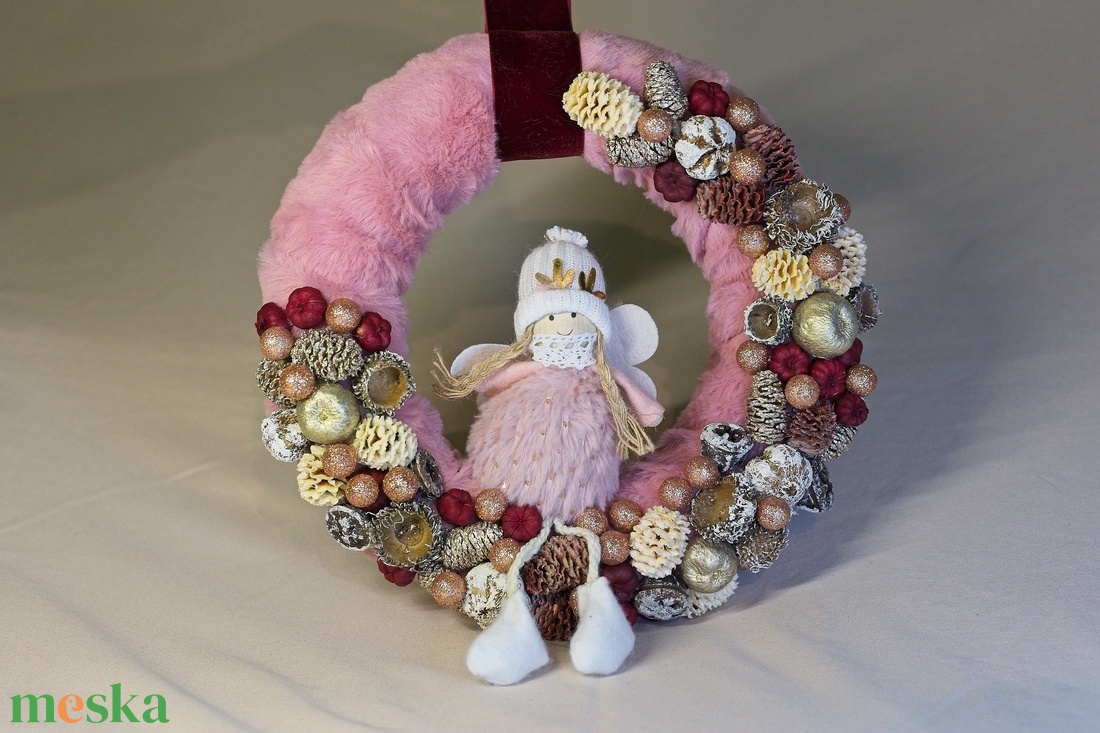 Rózsaszín Szőrme Karácsonyi Kopogtató / Ajtódísz  Téli Tündérke Arany és Bordó Díszítéssel - otthon & életmód - dekoráció - ajtó- és ablak dekoráció - ajtódísz & kopogtató - Meska.hu