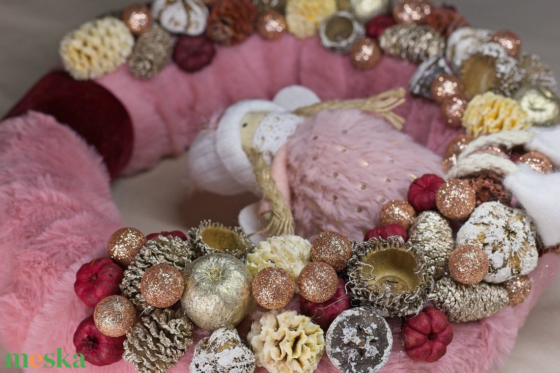 Rózsaszín Szőrme Karácsonyi Kopogtató / Ajtódísz  Téli Tündérke Arany és Bordó Díszítéssel - otthon & életmód - dekoráció - ajtó- és ablak dekoráció - ajtódísz & kopogtató - Meska.hu