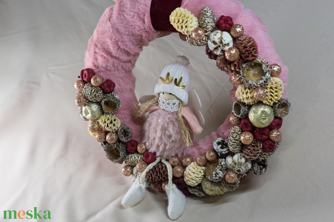 Rózsaszín Szőrme Karácsonyi Kopogtató / Ajtódísz  Téli Tündérke Arany és Bordó Díszítéssel - otthon & életmód - dekoráció - ajtó- és ablak dekoráció - ajtódísz & kopogtató - Meska.hu