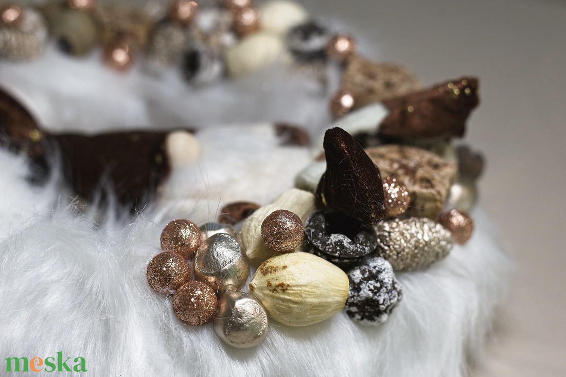 Fehér Szőrme Karácsonyi Kopogtató / Ajtódísz  Csillagsapkás Manó Barna és Arany Díszítéssel - otthon & életmód - dekoráció - ajtó- és ablak dekoráció - ajtódísz & kopogtató - Meska.hu