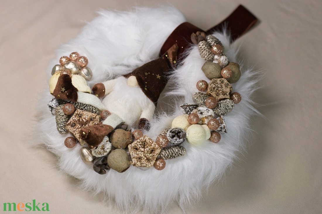 Fehér Szőrme Karácsonyi Kopogtató / Ajtódísz  Csillagsapkás Manó Barna és Arany Díszítéssel - otthon & életmód - dekoráció - ajtó- és ablak dekoráció - ajtódísz & kopogtató - Meska.hu