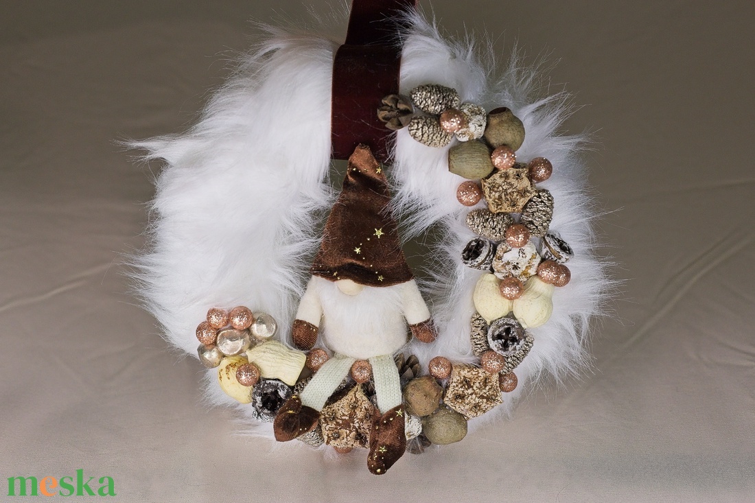 Fehér Szőrme Karácsonyi Kopogtató / Ajtódísz  Csillagsapkás Manó Barna és Arany Díszítéssel - otthon & életmód - dekoráció - ajtó- és ablak dekoráció - ajtódísz & kopogtató - Meska.hu